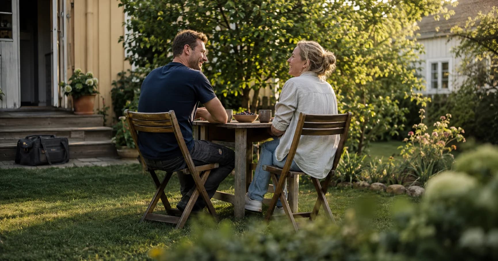 En hantverkare och hans partner njuter av en ledig kväll i trädgården.